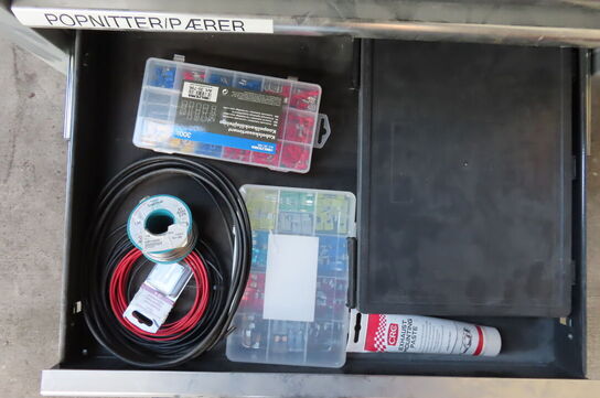 Reol med indhold af diverse clips, pærer mv.