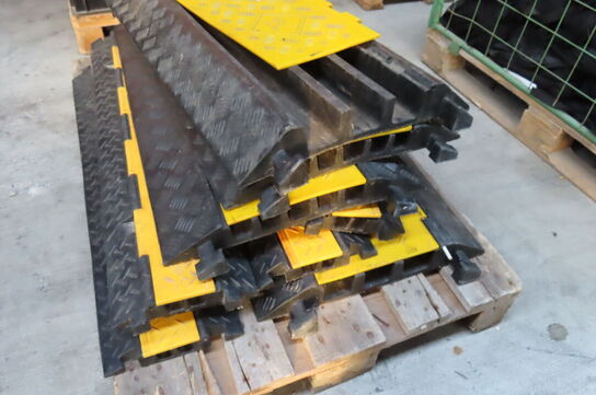 9 stk kabelbeskyttere.