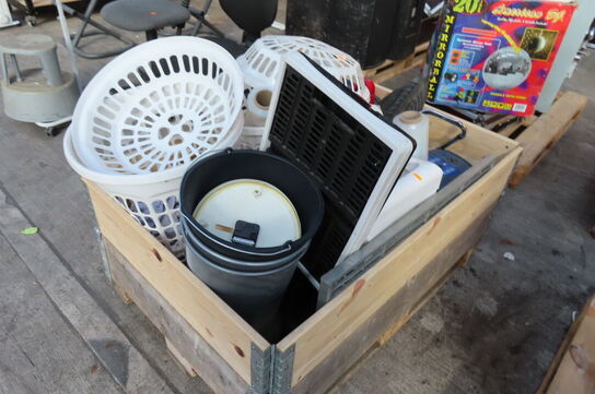 Palle med diverse kurve, støvsuger mv.