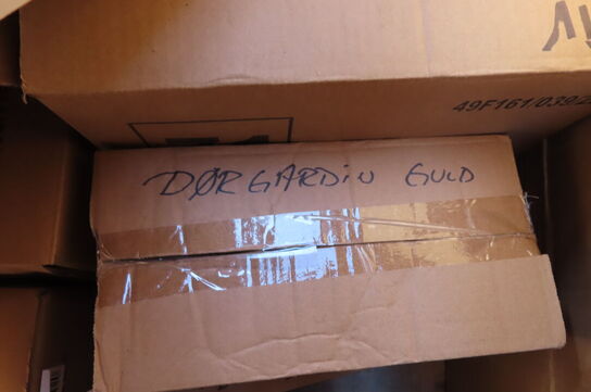 Diverse nytårsting af hatte, raketholder, dug mv.