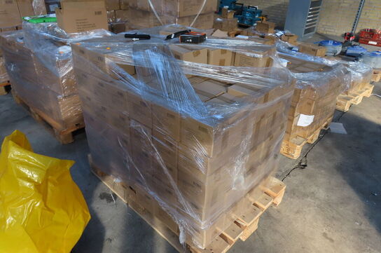 Ca 110 kasser med ledning til keyboard NOX GAMING