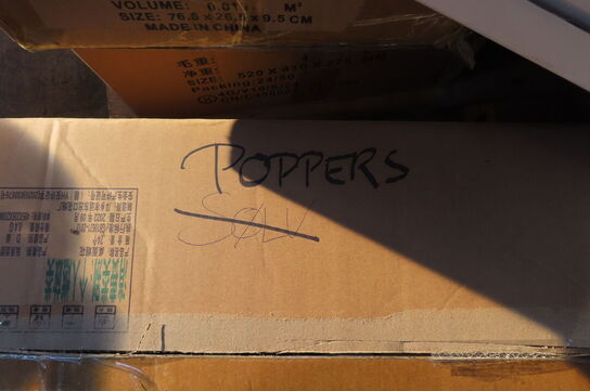 Diverse nytårsting af hatte, raketholder, dug mv.