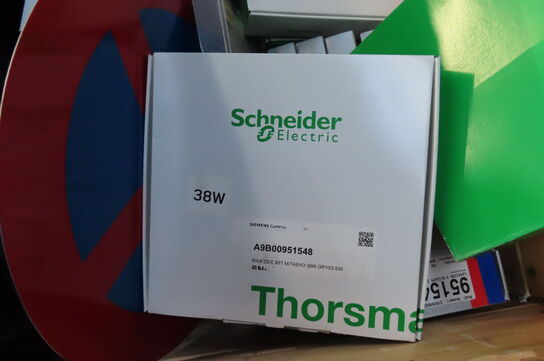 Palle med kasser, pærer, skilte mv.