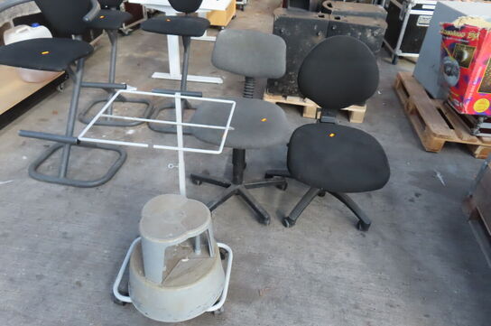 2 stk kontorstol samt skraldestativ og elefantfod