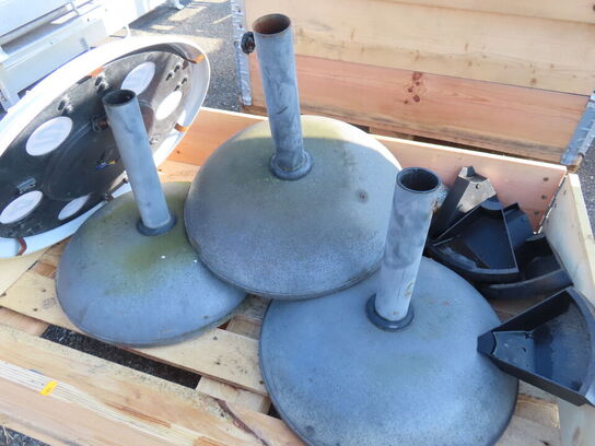 3 stk parasolfødder samt et ur