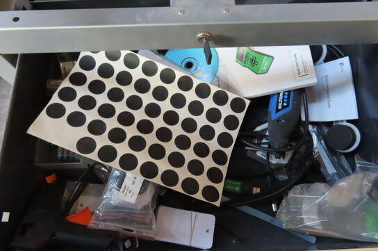 Reol med indhold af diverse clips, pærer mv.