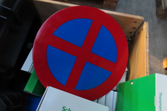 Palle med kasser, pærer, skilte mv.