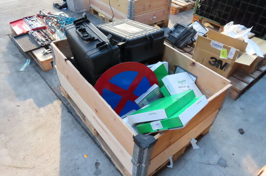 Palle med kasser, pærer, skilte mv.