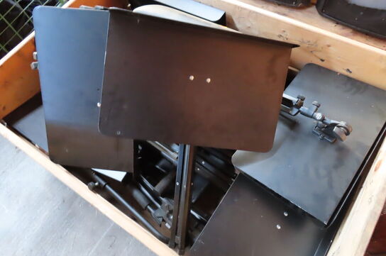 Palle med nodestativer og keyboardbænke