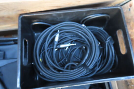 Palle med diverse mikrofoner ledninger og tilbehør