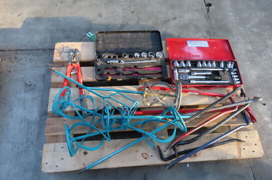 Palle med håndværktøj af topnøglesæt mv.