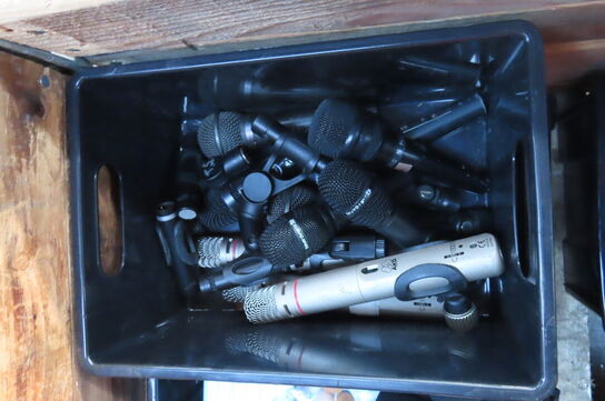 Palle med diverse mikrofoner ledninger og tilbehør