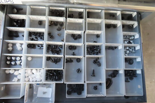 Reol med indhold af diverse clips, pærer mv.