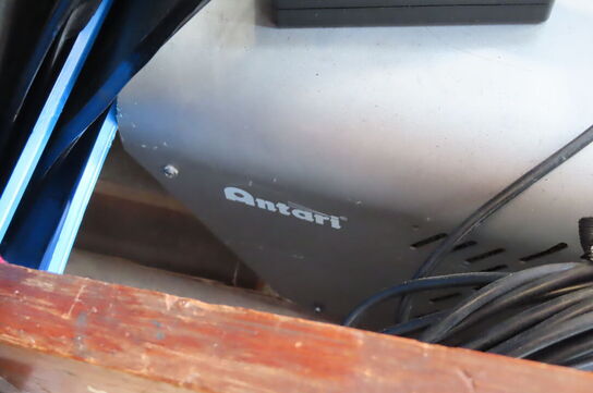 Palle med diverse røgmaskiner, højtaler, skærme mv.