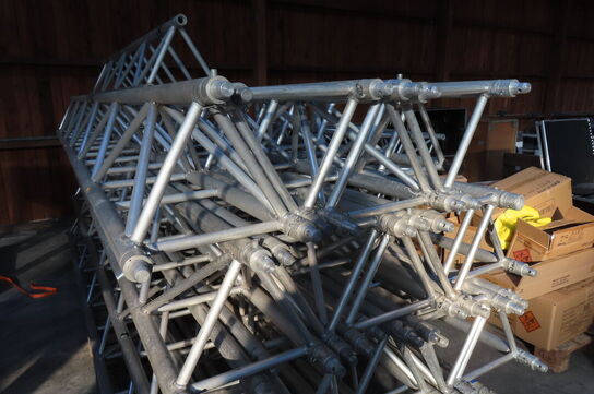 Diverse beslag til truss-sektioner samt 2 stk lamper  MARTIN