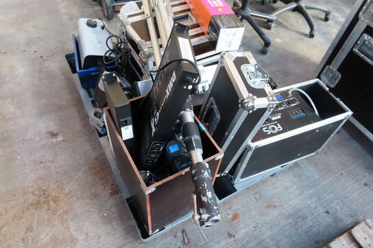 Palle med diverse lys, røgmaskine, stativ mv.