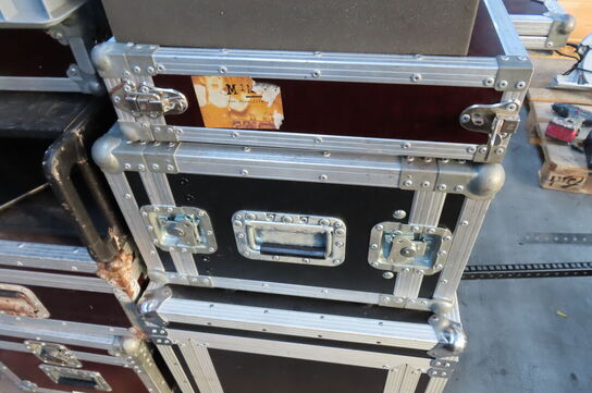 Palle med diverse flightcases, lydudstyr mv.