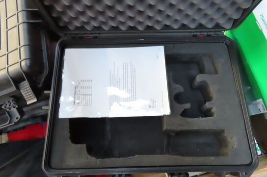 Palle med kasser, pærer, skilte mv.