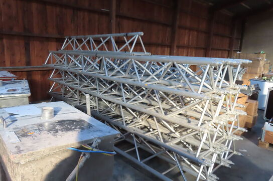 Diverse beslag til truss-sektioner samt 2 stk lamper  MARTIN