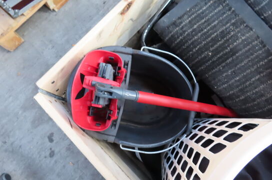 Palle med diverse kurve, støvsuger mv.