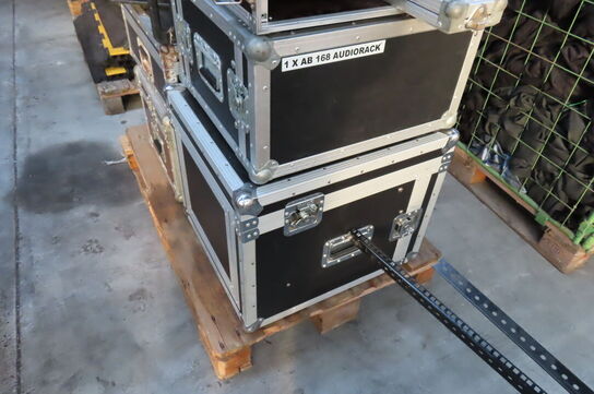 Palle med diverse flightcases, lydudstyr mv.