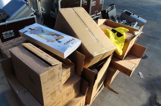 Diverse nytårsting af hatte, raketholder, dug mv.