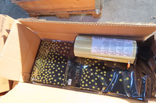 Diverse nytårsting af hatte, raketholder, dug mv.