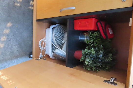 Reol med indhold af diverse engangservice mv.