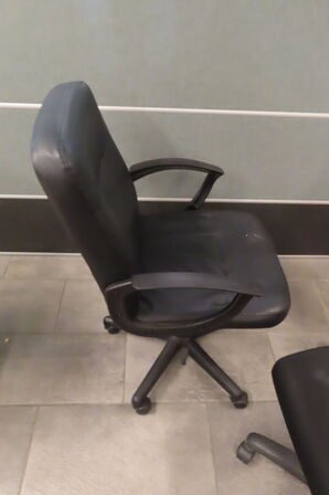 3 stk kontorstole samt bord