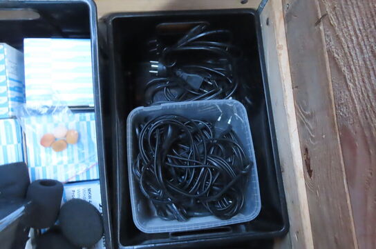 Palle med diverse mikrofoner ledninger og tilbehør