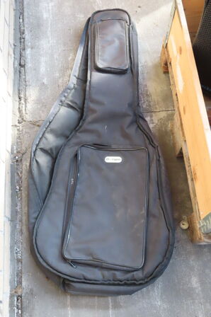 Palle med diverse røgmaskiner, højtaler, skærme mv.