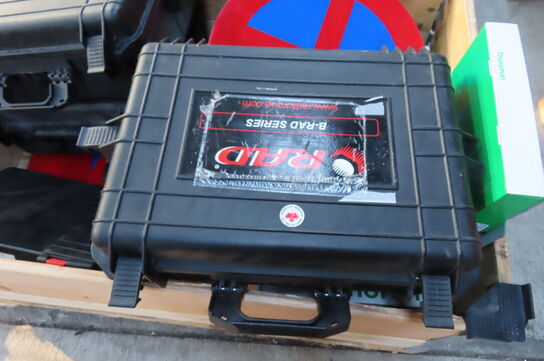 Palle med kasser, pærer, skilte mv.