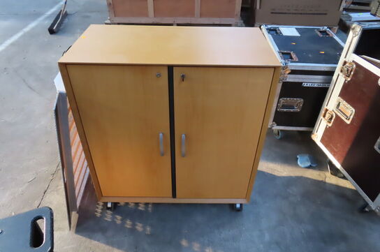 Reol med indhold af diverse engangservice mv.