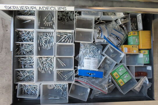 Reol med indhold af diverse clips, pærer mv.