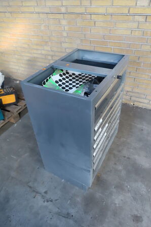 Reol med indhold af diverse clips, pærer mv.