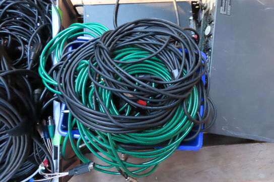 Palle med diverse ledninger og 3 stk forstærkere