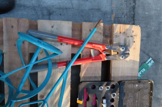 Palle med håndværktøj af topnøglesæt mv.