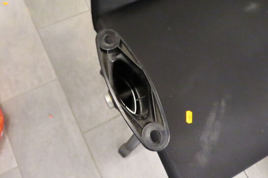 3 stk kontorstole samt bord