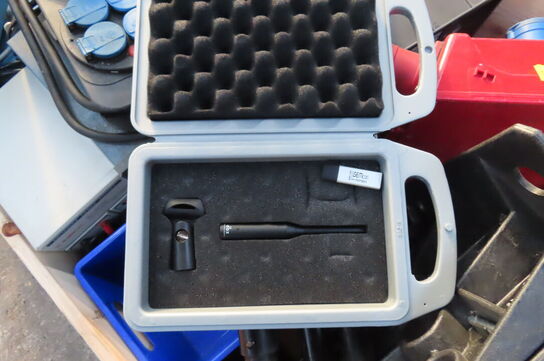 Palle med diverse lamper, B&O tonegenerator mv.