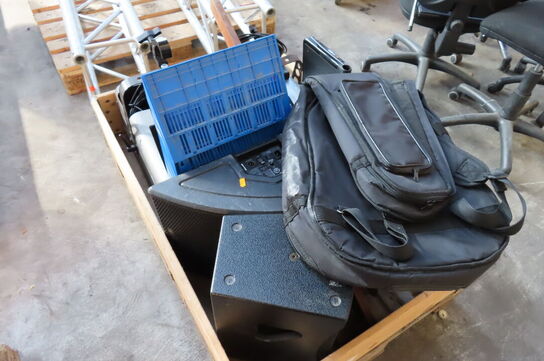 Palle med diverse røgmaskiner, højtaler, skærme mv.