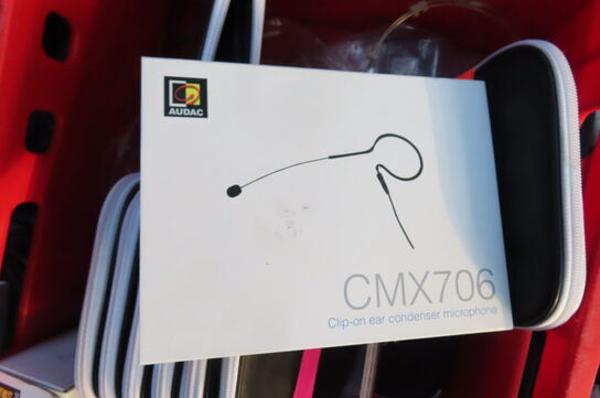 Palle med diverse mikrofoner ledninger og tilbehør