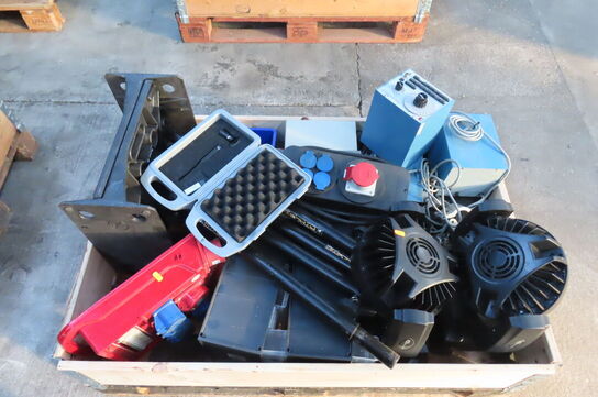 Palle med diverse lamper, B&O tonegenerator mv.