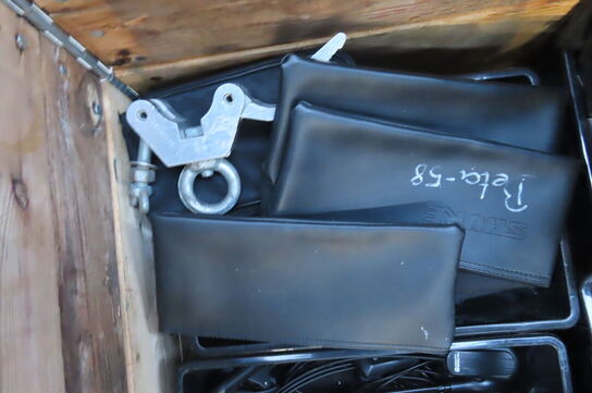 Palle med diverse mikrofoner ledninger og tilbehør