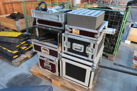 Palle med diverse flightcases, lydudstyr mv.