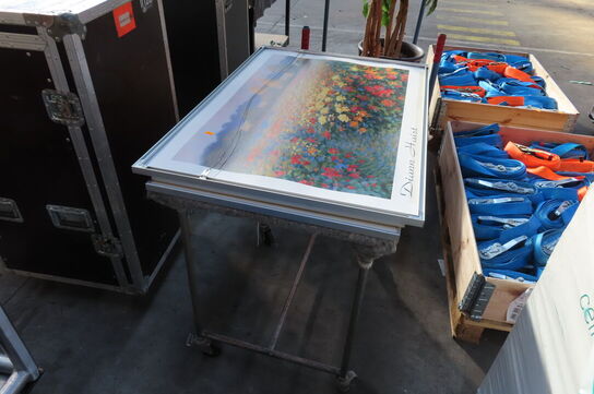 3 malerier, 2 rullevogne, haveredskaber og 2 blomster