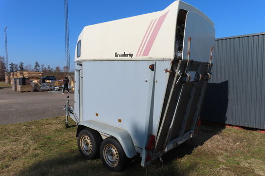 Hestetrailer BRENDERUP 33 med indhold