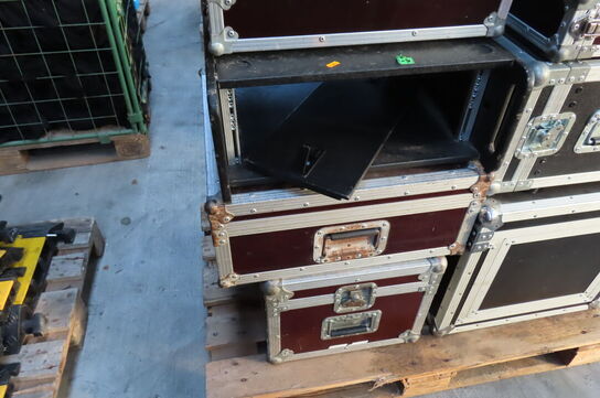 Palle med diverse flightcases, lydudstyr mv.