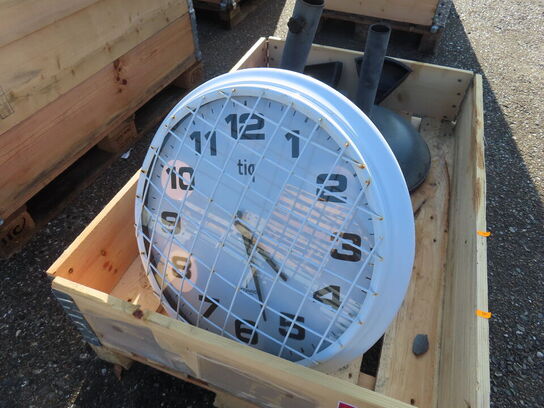 3 stk parasolfødder samt et ur