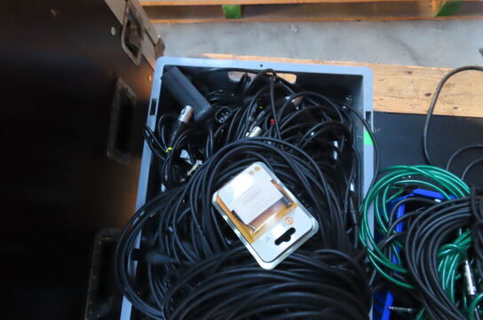 Palle med diverse ledninger og 3 stk forstærkere