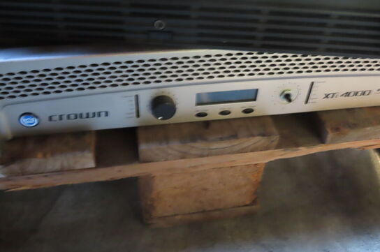 Palle med diverse ledninger og 3 stk forstærkere